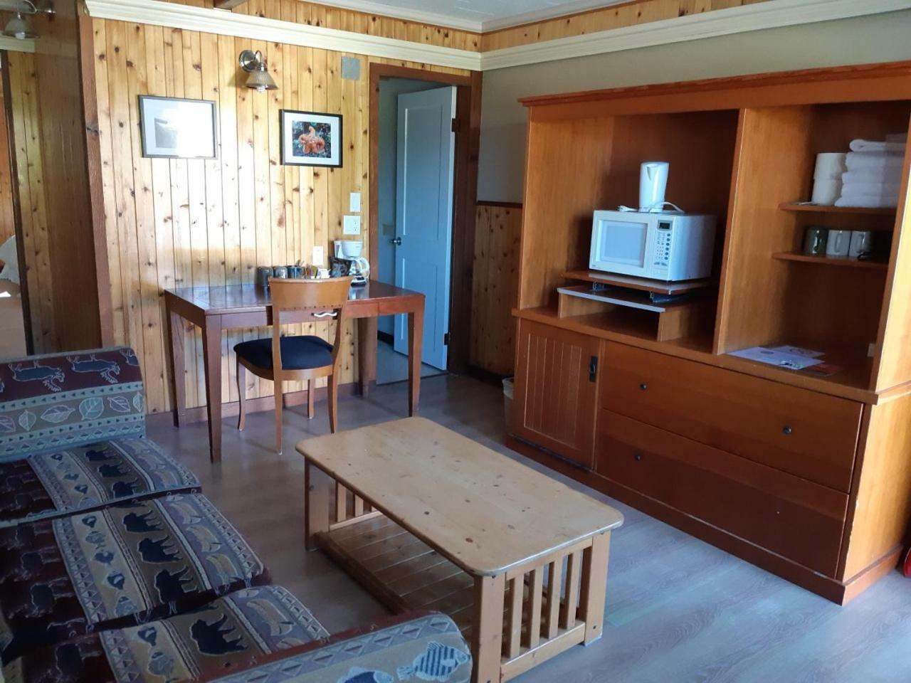 Meares Vista Inn Tofino Extérieur photo